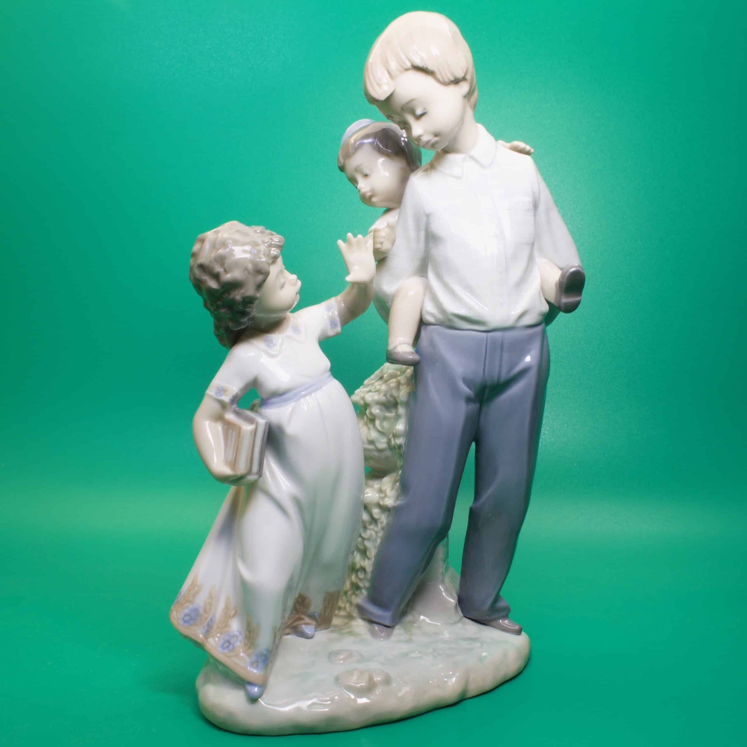 Фарфоровая статуэтка По дороге в школу, LLADRO, Испания