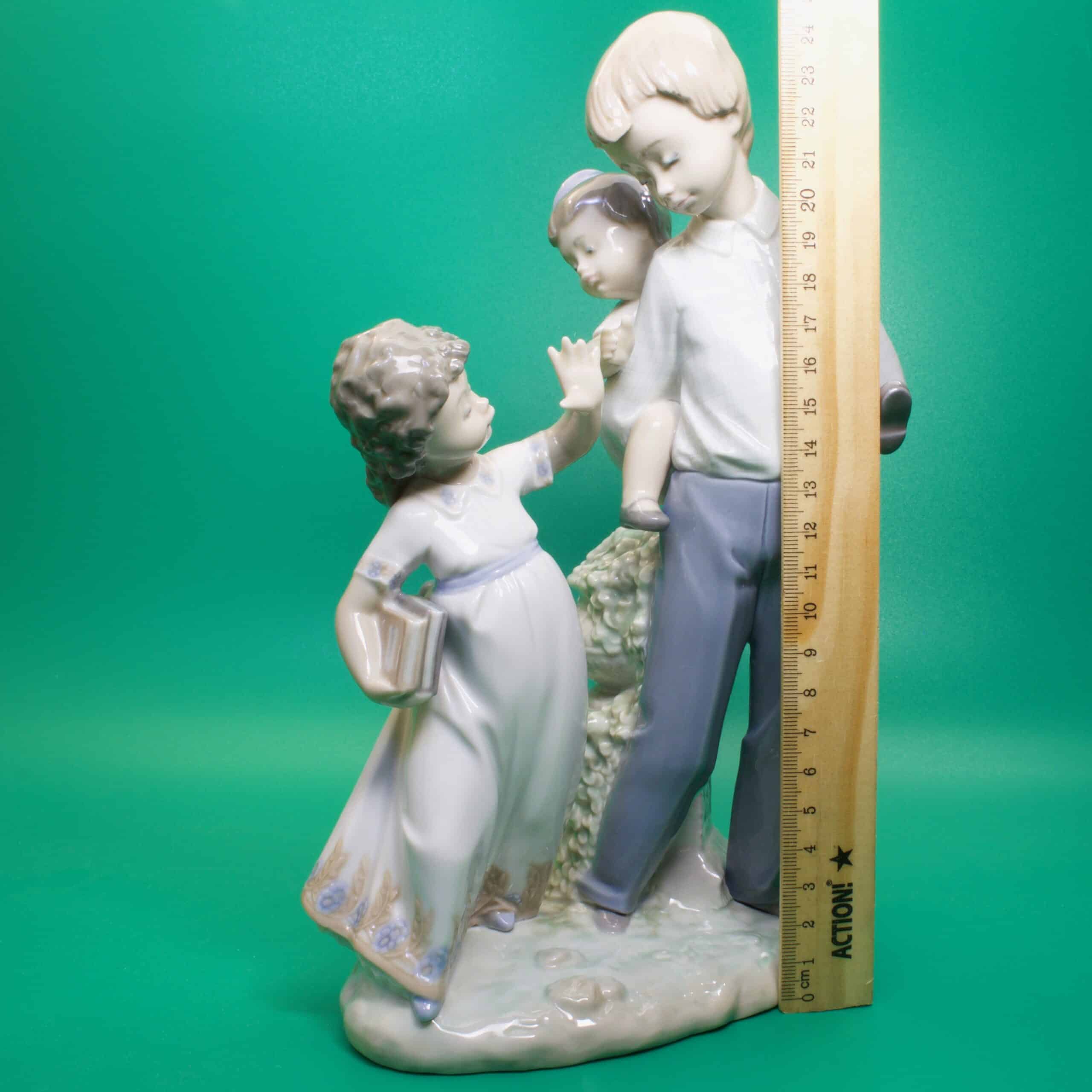 Фарфоровая статуэтка По дороге в школу, LLADRO, Испания — изображение 2
